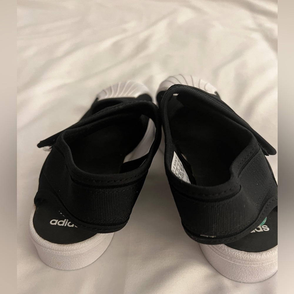 Girls Adidas sandal. - Picture 6 of 7